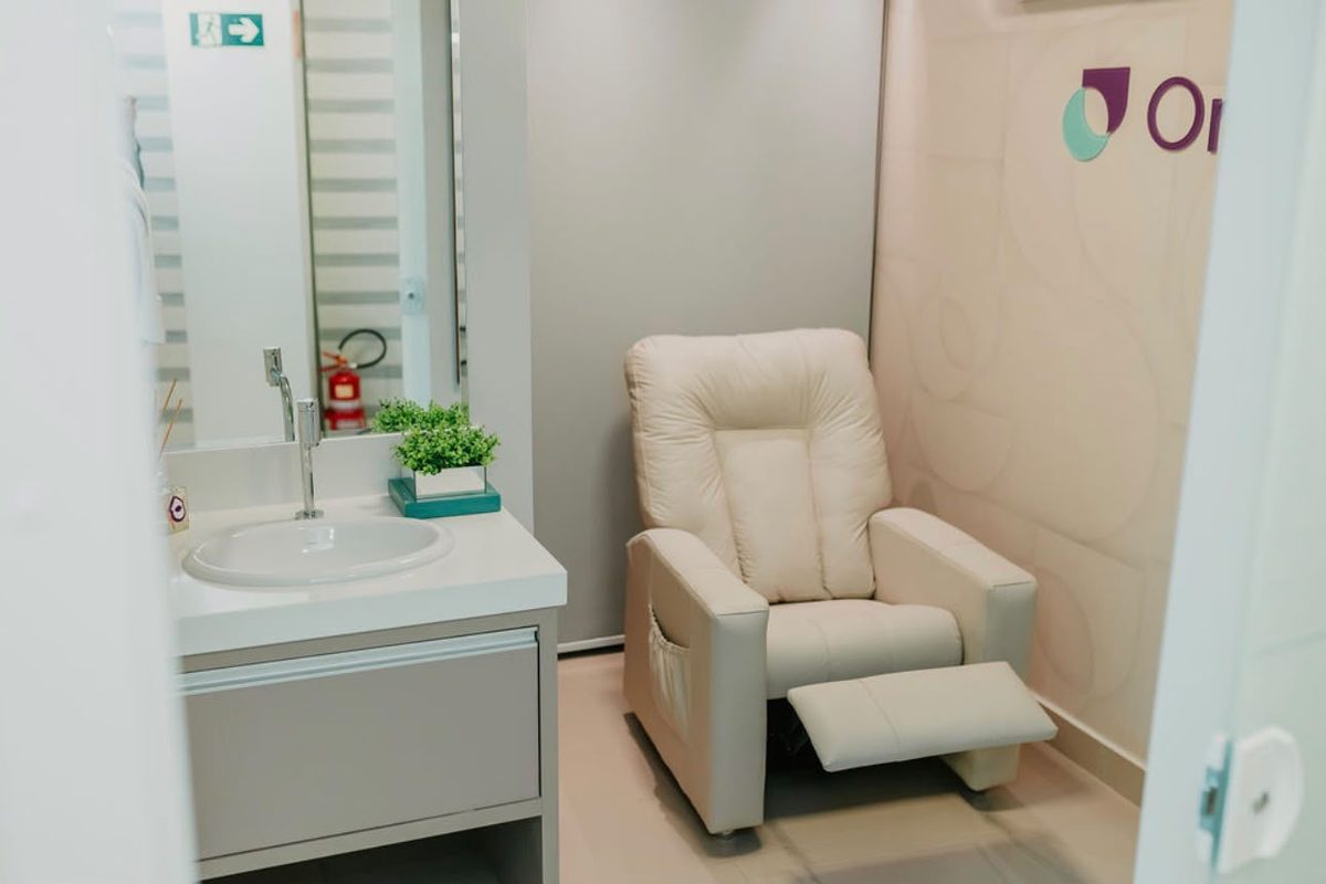 Sala de recuperação com poltrona reclinável da Oral Unic Carlos Barbosa